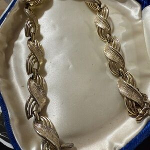 Lisner figure 8 plaque choker necklace mixed color and texture